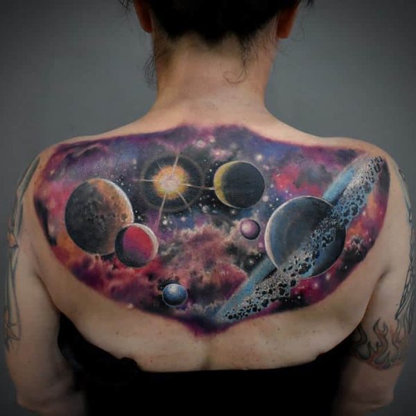 tatuaż na plecach kosmos