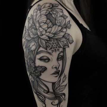 tatuaż graficzny kobieta