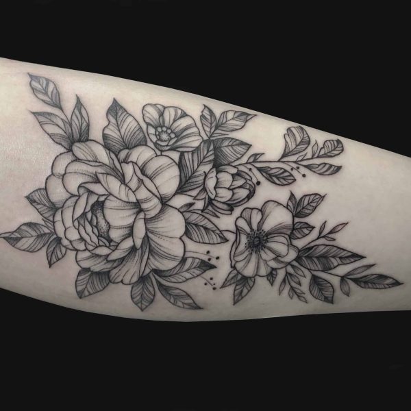 graficzny tatuaz kwiaty przedramie