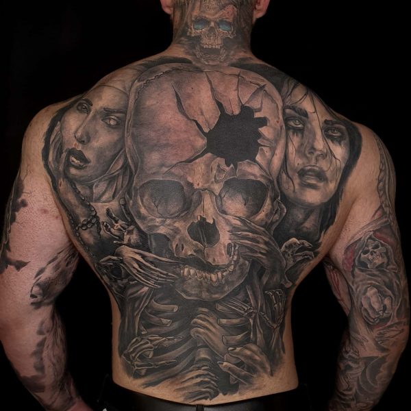 mroczny tatuaż na plecach