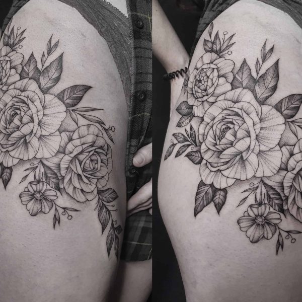 tatuaz graficzny kwiaty na udzie
