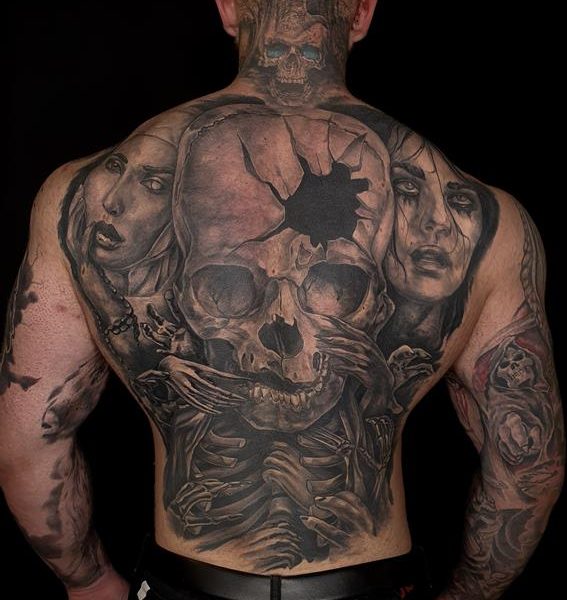 mroczny tatuaż na plecach