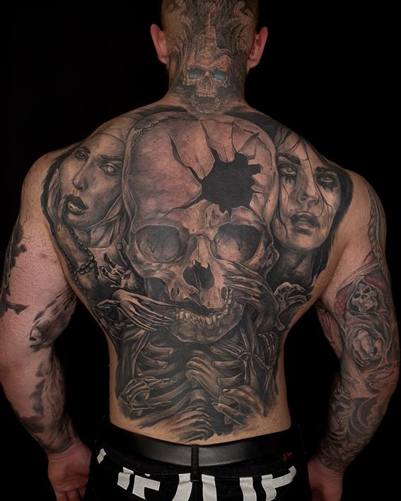 Mroczny tatuaż z czaszką na plecach
