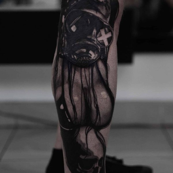 mroczny tatuaz na nodze