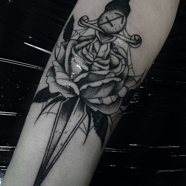 tatuaz sztylet roza