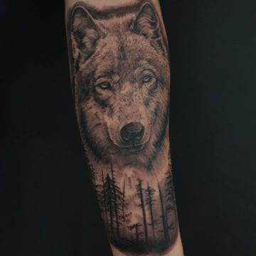 tatuaż na ramieniu wilk
