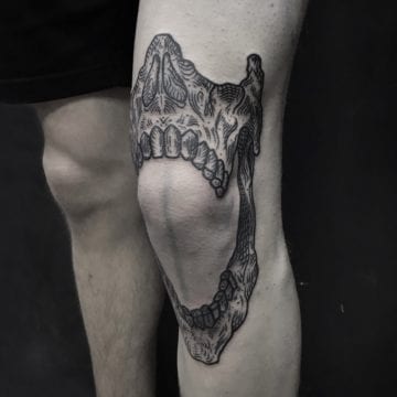tatuaż kolano czarno szary