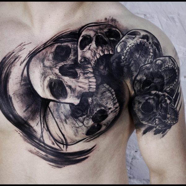 tatuaż na klatce czaszki