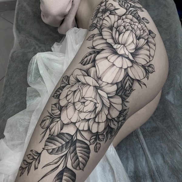 tatuaz na tylku kwiaty
