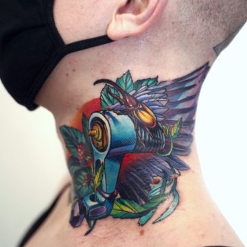 tatuaz naszyi kolorowy