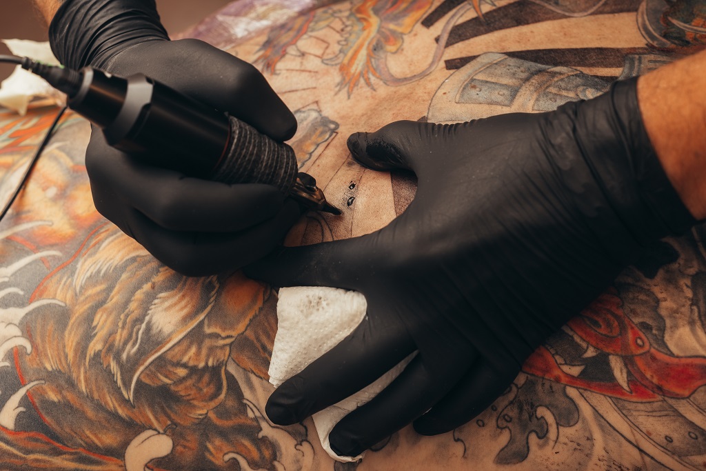 profesjonalny tatuażysta
