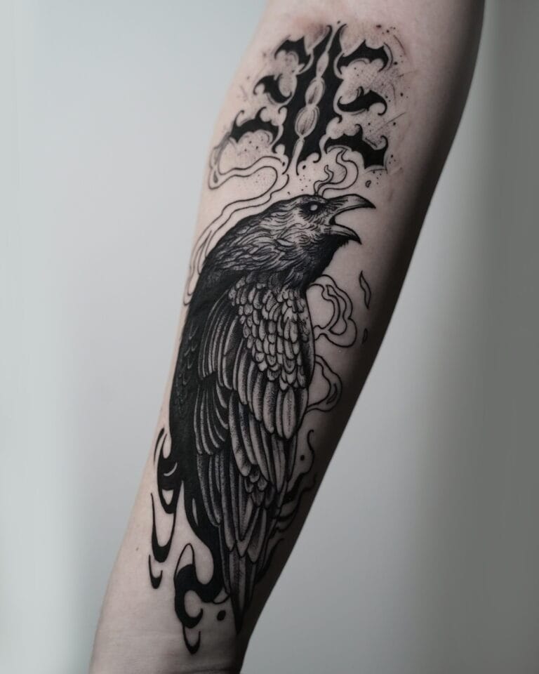 7sinstattoo.pl Szczegółowy czarno-szary tatuaż kruka jest przedstawiony na przedramieniu człowieka. Ciało kruka i pióra są misternie narysowane, z wirującymi abstrakcyjnymi wzorami i stylizowanym wzorem otaczającym je dla uzyskania artystycznego efektu. To arcydzieło zostało wykonane w najlepszym studiu tatuażu w Poznaniu, znanym z wyjątkowego kunsztu, i jest prezentowane jako produkt DSC03273. Najlepsze studio tatuażu Seven Sins Tattoo