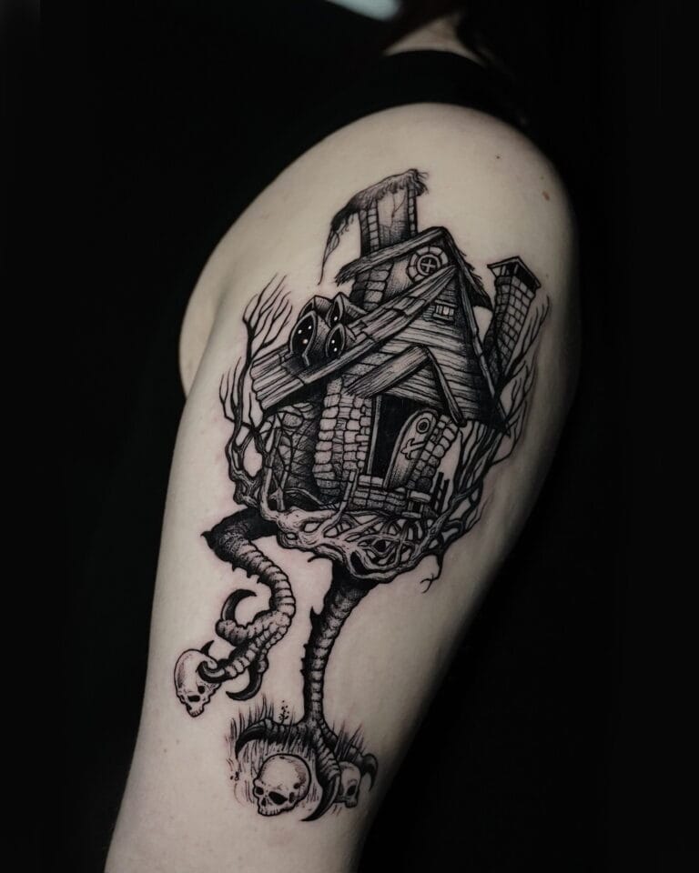 7sinstattoo.pl Czarno-szary tatuaż DSC06666 przedstawiający upiorny domek na drzewie zdobi górną część ramienia. Projekt przedstawia sękate drzewo z rozpadającym się domem, sowę siedzącą na dachu i czaszki wplecione w korzenie, oddając niesamowity i mroczny motyw. To arcydzieło zostało stworzone w jednym z najlepszych studiów tatuażu w Poznaniu. Najlepsze studio tatuażu Seven Sins Tattoo