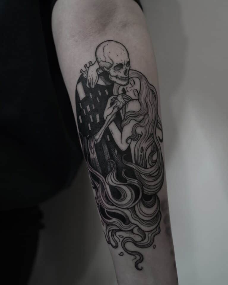 7sinstattoo.pl Tatuaż na przedramieniu zaprojektowany w studio tatuażu Poznań, oznaczony jako DSC06789, przedstawia szkielet obejmujący kobietę o długich, rozpuszczonych włosach. Szczegółowo wykonany czarnym tuszem, kostna postać szkieletu kontrastuje z płynnymi liniami jej włosów, tworząc eteryczny i niepokojący efekt. Najlepsze studio tatuażu Seven Sins Tattoo