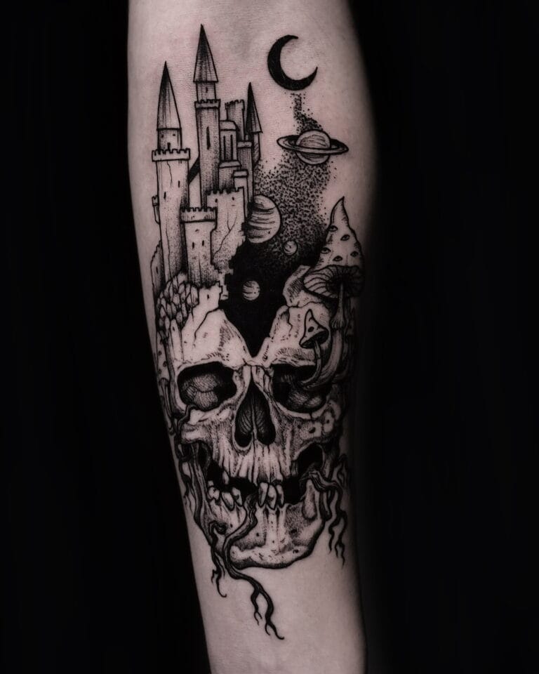 7sinstattoo.pl Produkt DSC09344 przedstawia czarno-biały wzór tatuażu przedstawiający czaszkę z korzeniami i grzybami u podstawy, przechodzącą w średniowieczny zamek z wysokimi iglicami. Elementy niebieskie, w tym półksiężyc i planety, są przedstawione nad zamkiem na jednolitym czarnym tle. Ta skomplikowana grafika została stworzona przez artystę ze Studio Tatuażu Poznań. Najlepsze studio tatuażu Seven Sins Tattoo