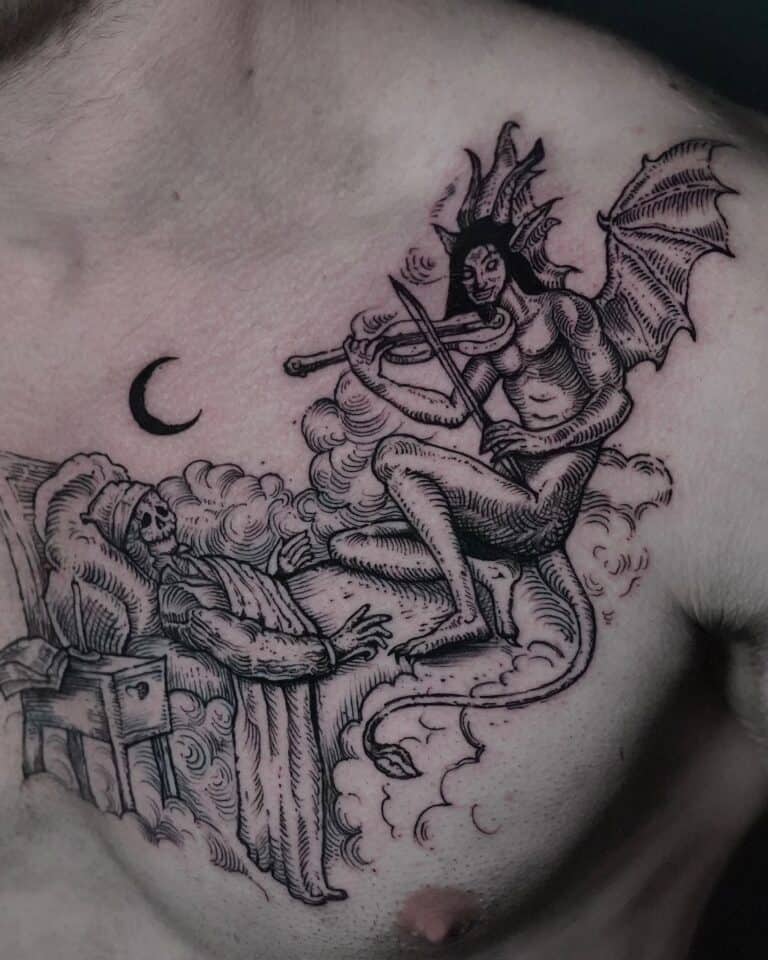 7sinstattoo.pl Szczegółowy czarno-szary tatuaż na klatce piersiowej, DSC09775, z top studio tatuaży Poznań, przedstawia uskrzydlonego, rogatego demona grającego na skrzypcach nad chmurą. Poniżej szkieletowa postać w szacie obserwuje z krzesła, a w tle widać księżyc. Najlepsze studio tatuażu Seven Sins Tattoo
