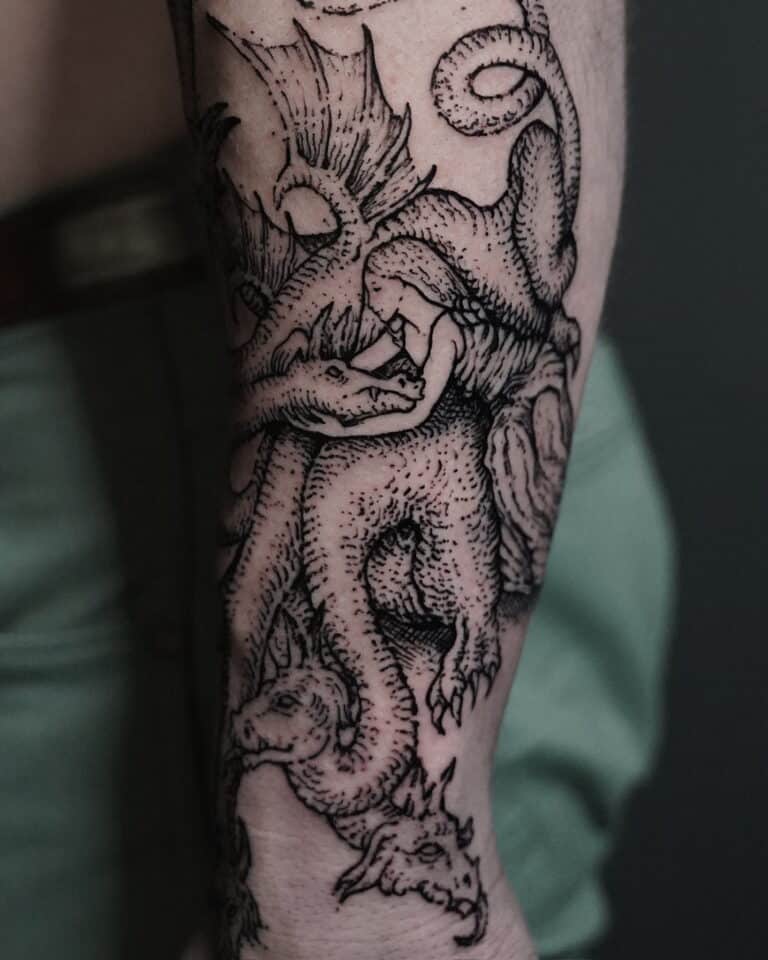 7sinstattoo.pl Czarno-biały tatuaż oznaczony jako DSC09788 przedstawia dwa szczegółowe smoki splecione na przedramieniu człowieka. Smoki prezentują skomplikowane łuski i skrzydła, przy czym głowa jednego smoka jest skierowana do przodu, a drugiego do tyłu. Ten mistrzowsko wykonany element został stworzony w najlepsze studio tatuażu Poznań. Najlepsze studio tatuażu Seven Sins Tattoo