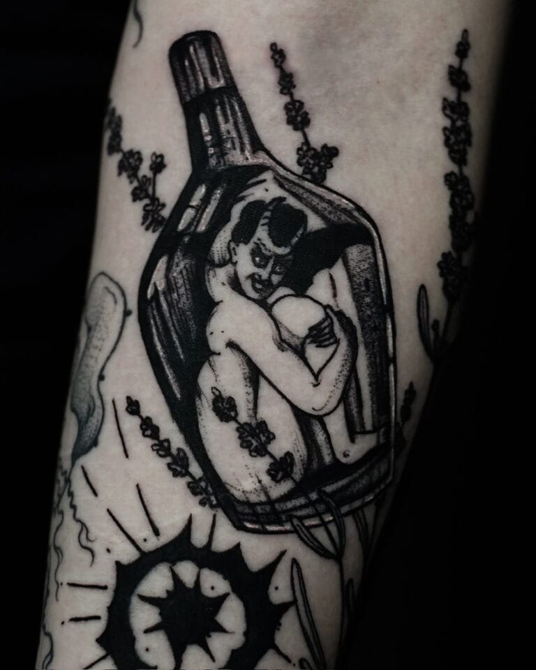 7sinstattoo.pl W wyjątkowym pokazie artyzmu, DSC09899 przedstawia czarno-biały tatuaż na ramieniu, przedstawiający osobę zwiniętą w butelce, otoczoną elementami dekoracyjnymi, takimi jak kwiaty i abstrakcyjne kształty. Ten skomplikowany projekt podkreśla umiejętności tatuażysty Poznań w jednym z najlepszych studiów tatuażu Poznań. Najlepsze studio tatuażu Seven Sins Tattoo