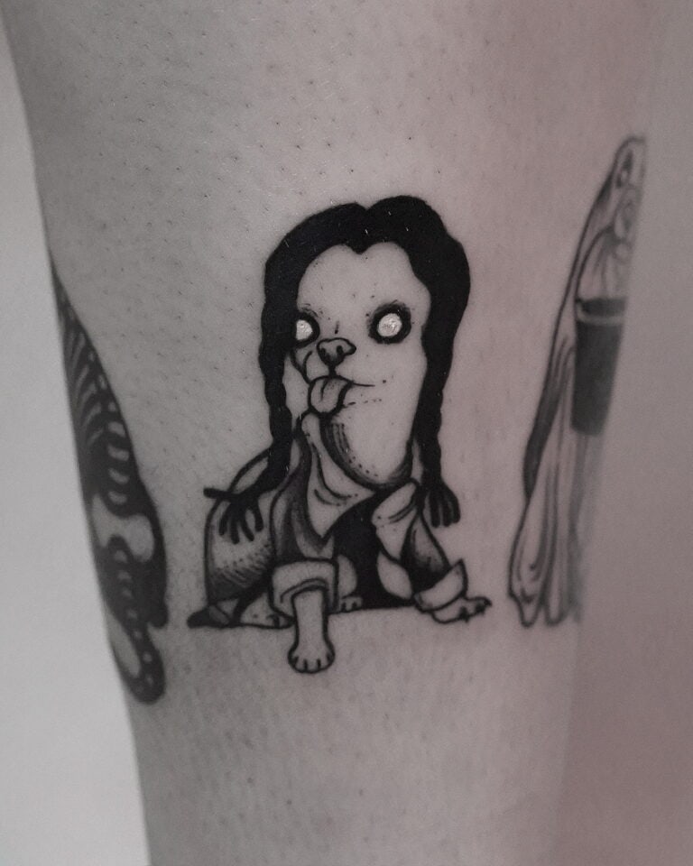 7sinstattoo.pl Tatuaż z DSC09960, najlepszego studia tatuażu Poznań, przedstawia niezwykłe stworzenie z długimi czarnymi włosami, białymi oczami bez źrenic i wystającym językiem. Ta postać o dużej głowie i małym ciele siedzi ze zgiętymi kolanami i uniesionymi ramionami. Wykonany czarnym tuszem, wyróżnia się uderzająco na skórze osoby. Najlepsze studio tatuażu Seven Sins Tattoo