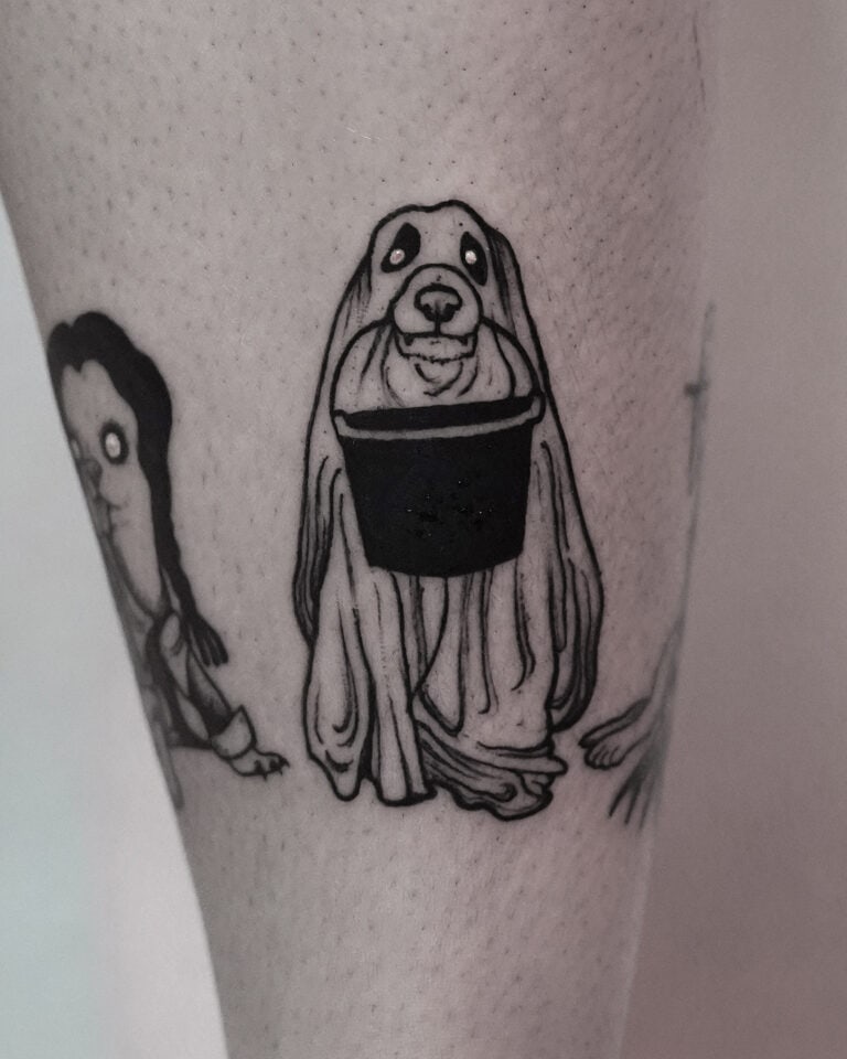 7sinstattoo.pl Czarno-biały tatuaż, oznaczony jako DSC09964, przedstawia kreskówkową kreaturę z opadającymi oczami i długimi włosami pokrywającymi ciało, trzymającą wiadro. Wzór jest wytatuowany na bladej skórze w tatuaż Poznań. Inne częściowe wzory tatuaży są widoczne w pobliżu. Najlepsze studio tatuażu Seven Sins Tattoo