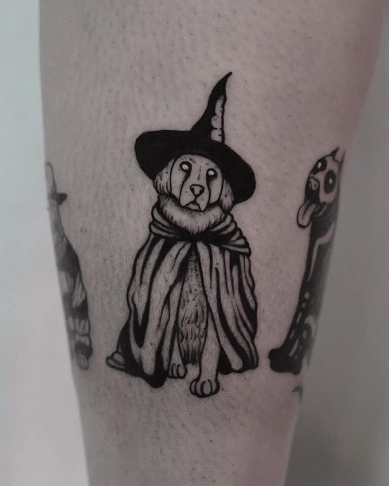 7sinstattoo.pl Przyjrzyj się urzekającemu czarno-białemu tatuażowi psa ubranego w strój czarodzieja. Pies jest przedstawiony w spiczastym kapeluszu i płaszczu, klasycznych elementach stroju czarodzieja. Ten wyjątkowy element, zatytułowany DSC09978, został fachowo wykonany na skórze przez jednego z najbardziej utalentowanych artystów ze Studia Tatuażu w Poznaniu. Najlepsze studio tatuażu Seven Sins Tattoo