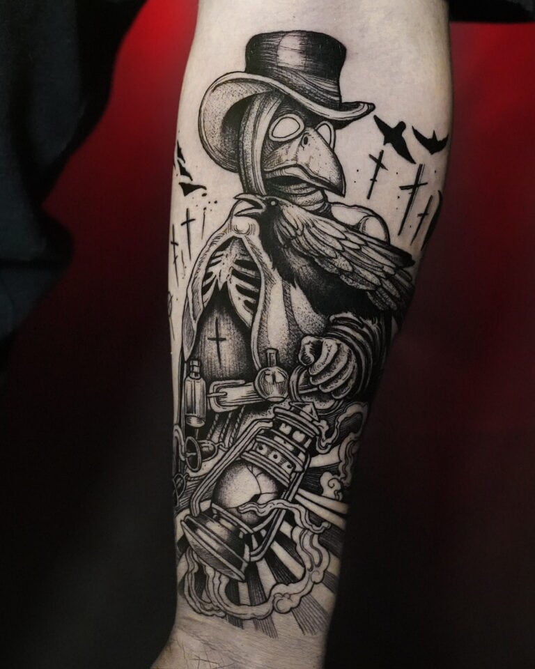 7sinstattoo.pl Szczegółowy czarno-szary tatuaż na ramieniu ze studia tatuaży Poznań przedstawia F072EF6C-A0D7-44B2-B2F4-9E9E6A720D31, przedstawiający lekarza dżumy o szkieletowych rysach twarzy trzymającego latarnię. Postać nosi długi płaszcz, kapelusz i maskę przypominającą dziób. Krzyże i latające wrony w tle dodają mrocznej i niesamowitej atmosfery.

 Najlepsze studio tatuażu Seven Sins Tattoo