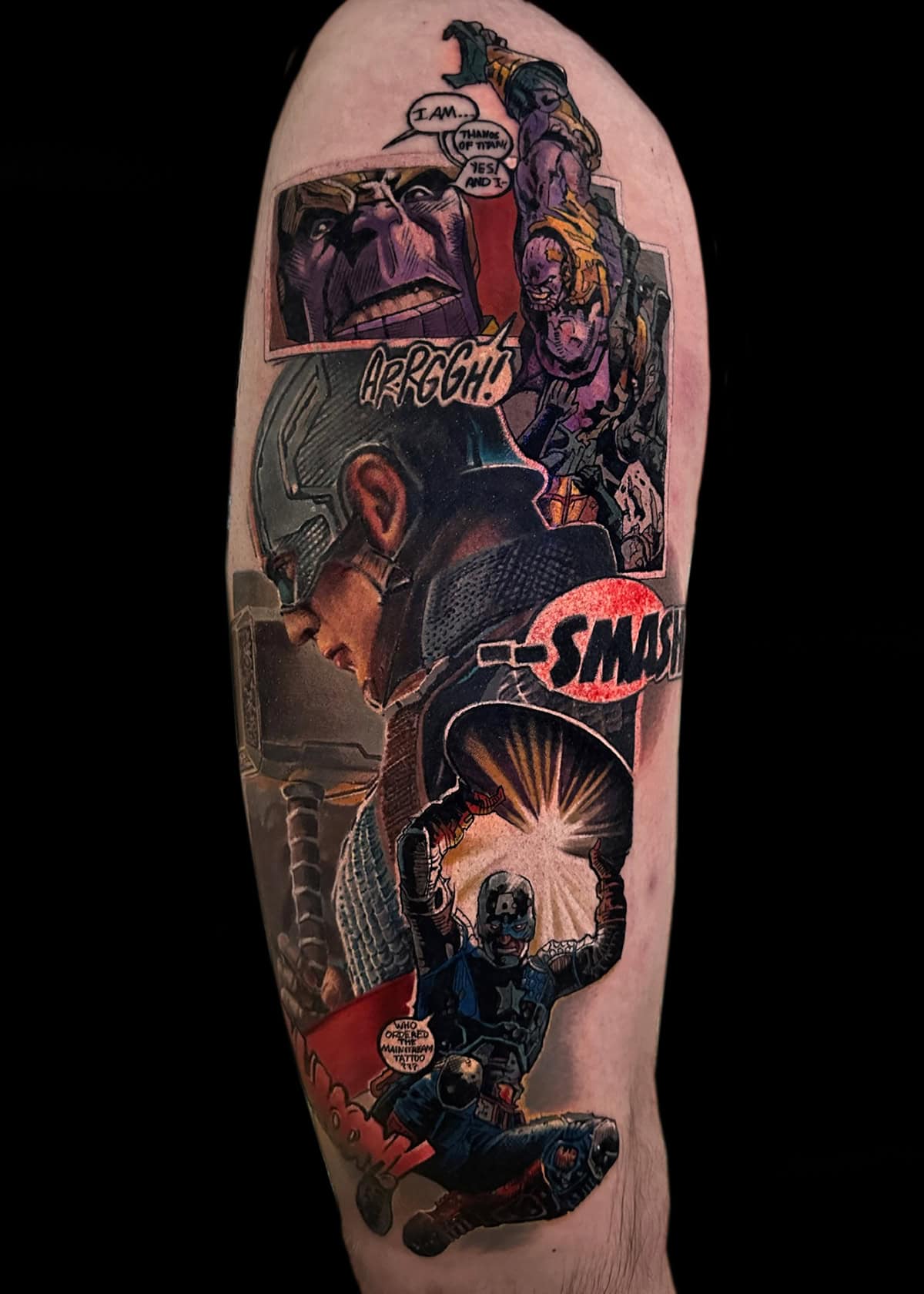 Szczegółowy tatuaż na ramieniu przedstawia dramatyczną scenę z komiksu, w której Kapitan Ameryka walczy z przeciwnikiem, zawierającą wiele paneli. Kapitan Ameryka dzierży tarczę i młot Thora, a dynamiczne słowa akcji, takie jak „ARGGH!” i „SMASH!” dodają intensywności dziełu sztuki. Tło jest czarne.